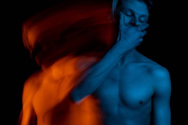 Don 'un konuşması. Adam elleriyle ağzını kapatıyor. Sessizlik sembolü Mavi ve turuncu tamamlayıcı renkler. Acı çekmenin izolasyonu. Yaratıcı fotoğraflar alegorik duygular