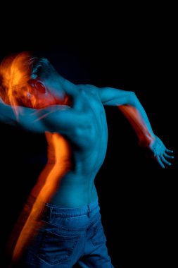 Hayalet sorunlarıyla savaşmak. Omurga ile birlikte. Duygusal bir harekette dansçı. İnsan duygularının yaratıcı fotoğraf serisi mecazi tasviri.