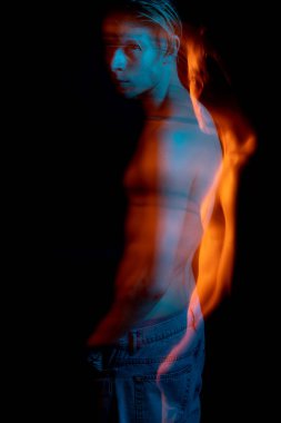 Uzun pozlu çift kişilik portresi. Kotlu çıplak gövdeli genç adam kendini beğenmiş görünüyor. renkli yaratıcı sanatsal fotoğraf serisi. 