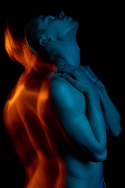 Seksi genç adam, çıplak gövdesi yukarı bakıyor. Kendine sarılıyor. Uzun pozlu sanatsal portre. Tempt. Şüpheliyim. Acı.. 