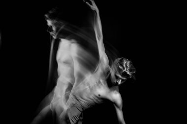 Atletik Dans, uzun süre çıplak vücutlu yaratıcı adam. Vücuda uygun. Zarif ve heyecan verici eller havaya. Siyah beyaz uzun pozlu yaratıcı fotoğraf serisi. Duygusal soyut ilham.