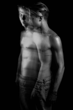 Uzun süre soyut sanatsal teşhir edilmiş, gövdesi çıplak, çekici genç bir adamın siyah beyaz portresi. Kızgın görünüyorsun. Sportif seksi vücut. Yaratıcı ilham.   