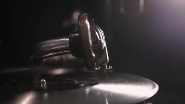 Vinil disk dönüyor. Eller diske iğne yapar. Retro vinil çalar. Karanlık, samimi bir geçmiş. Yüzeyin derinliği. Video görüntüleri. Akşamları eski müziğin tadını çıkarıyorum. Müzik aşığının hazinesi