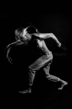 Kotlu çıplak, yakışıklı bir adamın duygusal portresi. Hayalet. Soyut kavramsal sanatsal bakış açısı. Bilinçaltı duygularının, şüphelerinin ve düşüncelerinin temsili. Siyah ve beyaz