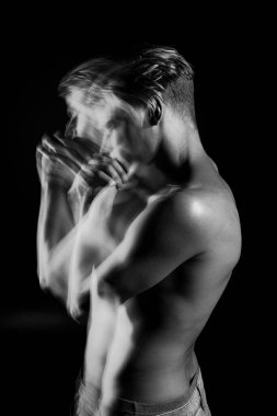 Düşünceli bir adam profili. Kollarını göğsünün üzerinde birleştirdi. Önemli bir karar veriyor. Kuşkular ve önyargılar. Genç çıplak bir adamın yaratıcı siyah-beyaz sanatsal portresi. Uzun pozlama