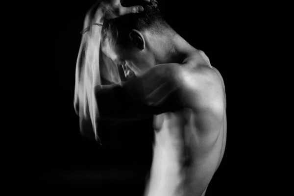 在疑惑和痛苦中挣扎 男人用手抱头 年轻裸男的档案黑白长期曝光创作肖像 胸部的运动侧肌 — 图库照片