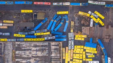 Soyut kompozisyon. Sarı ve mavi otobüsler ve hava manzaralı arabalar. Terk edilmiş araç parkı. SSCB zamanının pejmürde ve bozuk aracı. Hava görüntülü insansız hava aracı fotoğrafı. Kiev Ukrayna