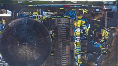 Hava görüntüsü. Eski otobüs durağı Kyiv Ukrayna Darnytskyi bölgesi. Ussr modernizm mimari tarzı. Üst Manzara. Grafik şeması taslağı. Eski püskü bir park yeri. Devasa bir bina. Yuvarlak çatı zumu.