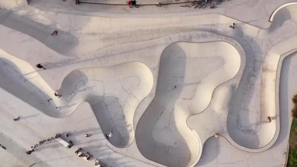 Skatepark Ovanifrån Visa Flygbilder Video Folk Åker Skridskor Och Cyklar — Stockvideo