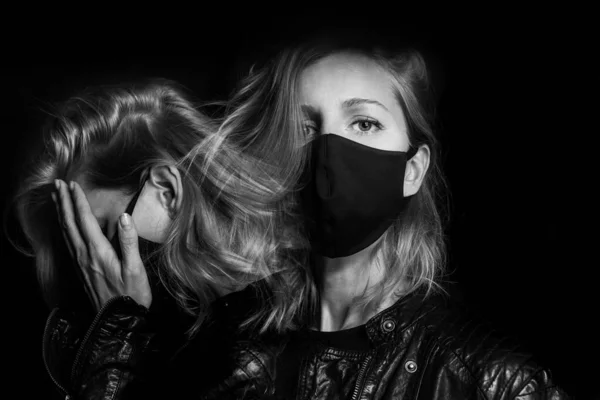마스크를 여인이다 어두운 공기를 바이러스 코로나의 창조적 인물화 흑백의 초상화 — 스톡 사진