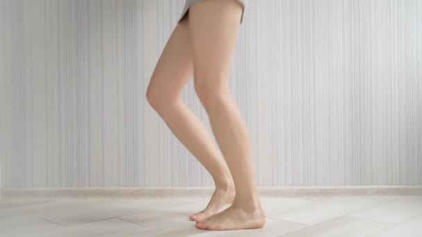 拉丁风格的莎莎赤脚跳性感舞 极短的灰色裙子 在家做运动有氧运动 室内自然光 积极的情绪隔离家庭隔离社会疏离 — 图库视频影像