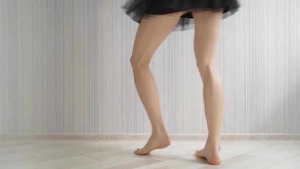 裸足の足で踊る セクシーな幸せな活動 隔離室の隔離 家庭でのスポーツカーディオワークアウト 肯定的な気分だ ビデオ映像だ アクティブ ホビー ステイ アクティブ — ストック動画