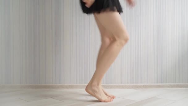 Танцующая Спортивная Сексуальная Женщина Босиком Забавная Домашняя Кардиотренировка Карантин Изоляции — стоковое видео