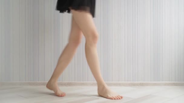 可爱性感纤细的女人的腿动活跃的心拉丁桑巴跳 积极的情绪隔离家庭隔离 在家里做运动有氧运动 自然光 室内娱乐活动 录像片段 — 图库视频影像