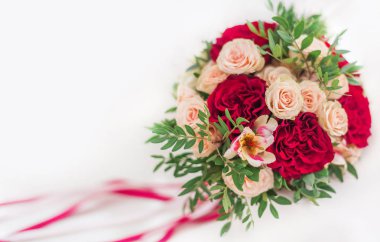 Parlak düğün buketi kırmızı ve kremalı güller, orkide ve sati