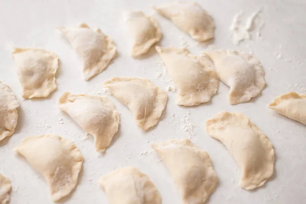 Albóndigas de escultura. Dumplings con esculturas de carne picada cocinan en la cocina. Prepare albóndigas caseras sobre la mesa, espolvoreadas con harina. albóndigas de carne caseras . — Foto de Stock