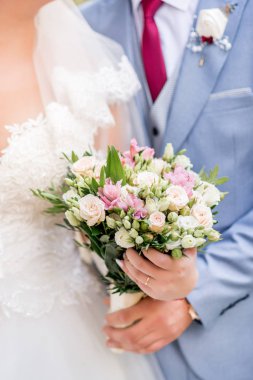 Gelinin buketi beyaz ve pembe çiçeklerle