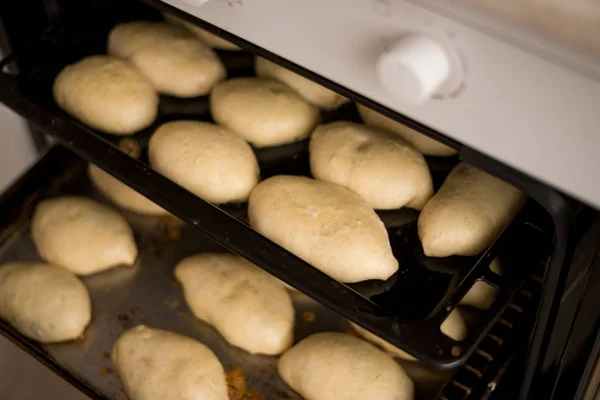 Hornear magdalenas de pastel de queso con bayas de goji en el horno doméstico — Foto de Stock