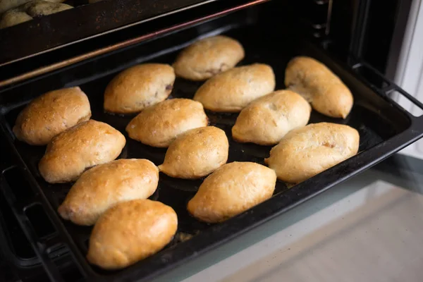 Hornear magdalenas de pastel de queso con bayas de goji en el horno doméstico — Foto de Stock