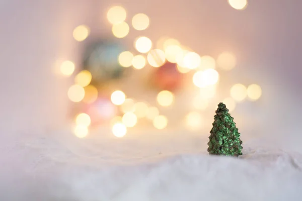 Arka planda bulanık ve odak dışı ışıklara karşı Noel süslemeleri