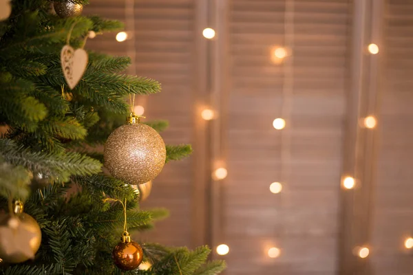 Süslü ağaçlı odaksız ışıkların altın rengi Noel arkaplanı