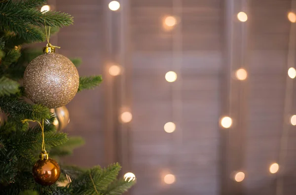 Süslü ağaçlı odaksız ışıkların altın rengi Noel arkaplanı