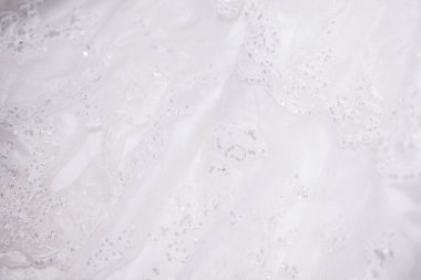 Pullu, pullu beyaz dantel kumaş. Hassas bir düğün geçmişi var. Çalışma aç