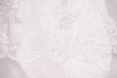 Pullu, pullu beyaz dantel kumaş. Hassas bir düğün geçmişi var. Çalışma aç