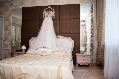 Gelinlik üzerinde bir askı