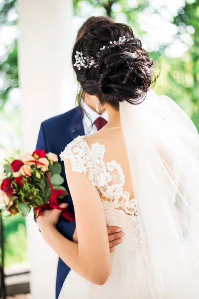 Novia y novio celebración de ramo de boda —  Fotos de Stock