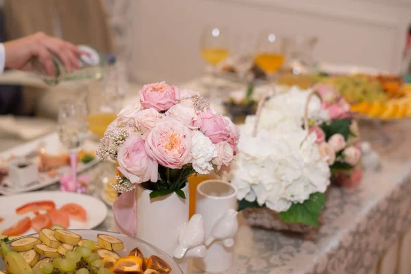 Mesa cheia. Mesa festiva com bebidas alimentares e flores — Fotografia de Stock