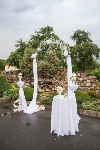 Ort für Hochzeitsanmeldung. Trauung im Freien in der Natur. Foto-Zone — Stockfoto