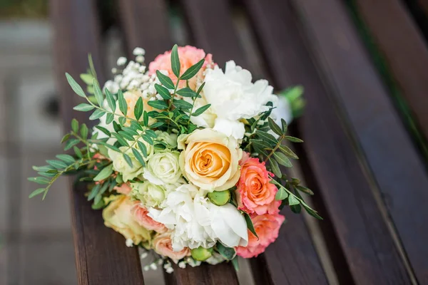 Bouquet de mariage en rose sur un banc en bois — Photo