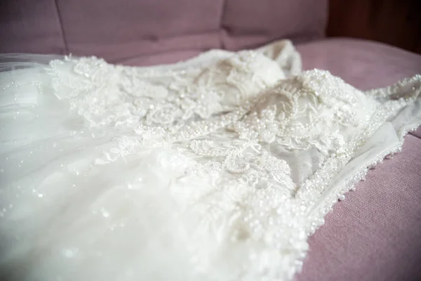 Vestido de novia en el sofá —  Fotos de Stock