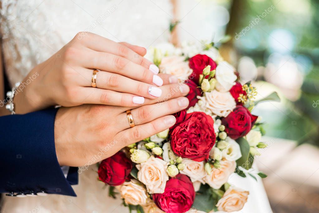 Casados Ramo Bodas De Oro Manos De Novia Y Novio Con Anillos En El