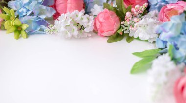 Çiçek çerçevesi, afiş. Mavi ve pembe çiçekli kartpostal: ortanca, beyaz arka planda şakayıklar. Metin için boşluk