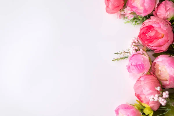 Composición de flores. Marco hecho de flores de peonía rosa sobre fondo blanco. Piso tendido, vista superior . — Foto de Stock