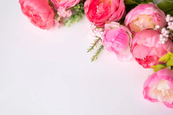 Composición de flores. Marco hecho de flores de peonía rosa sobre fondo blanco. Piso tendido, vista superior . — Foto de Stock