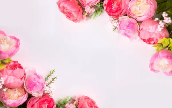 Composición de flores. Marco hecho de flores de peonía rosa sobre fondo blanco. Piso tendido, vista superior . — Foto de Stock