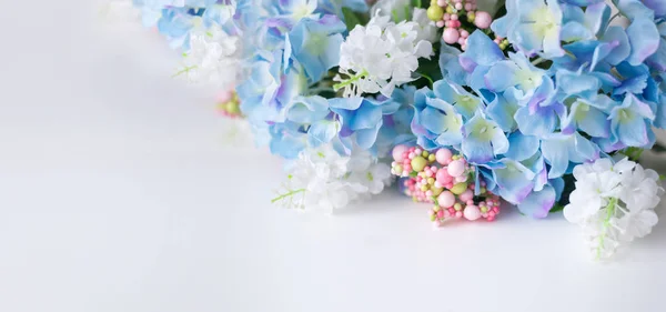 Cadre fleuri, bannière. Carte postale avec des fleurs d'hortensia bleues sur fond blanc. Espace pour le texte . — Photo