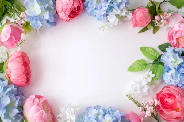 Cadre fleuri, bannière. Carte postale aux fleurs bleues et roses : hortensia, pivoines sur fond blanc. Espace pour le texte — Photo