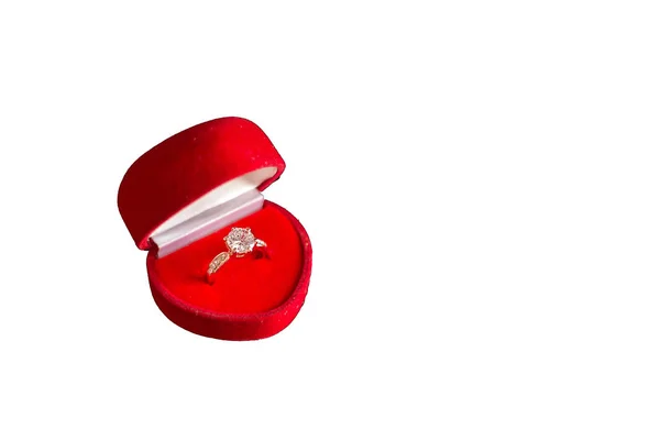 Diamanten ring in rood hartvormige doos Cadeau voor verjaardag, Valentijnsdag, verloving, Moederdag — Stockfoto