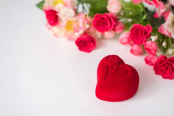 Gyémántgyűrű egy piros szív alakú dobozban, fehér háttérrel. Helyet a szövegnek. Születésnap, Valentin-nap, eljegyzés, anyák napi ajándék — Stock Fotó