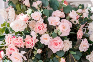 Narin güllerle çiçek aranjmanı. Düğün ve pembe ve beyaz güllü tatil dekoru. Düğün ve tatil kavramı.