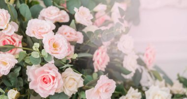 Hediye kutusunda güzel güller olan bir buket kompozisyon. Düğün arkaplanı, metin için yeri olan kartpostal