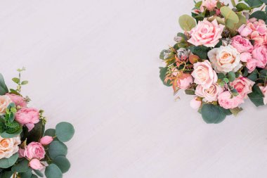 Hafif arka planda güzel gül çiçekleri. Yumuşak renklerde çiçekli çerçeve, yazı için beyaz alan. Anneler Günü ve Sevgililer Günü için tebrik kartı için sanat çiçeği arkaplanı