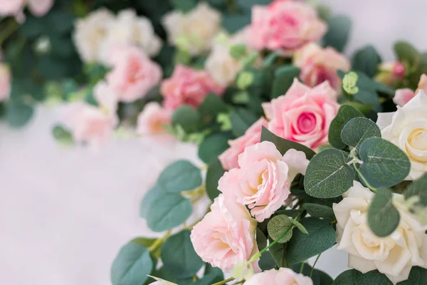 Arrangement floral avec des roses délicates. Décor de mariage et de vacances avec des roses roses roses et blanches. Le concept de mariage et de vacances . — Photo