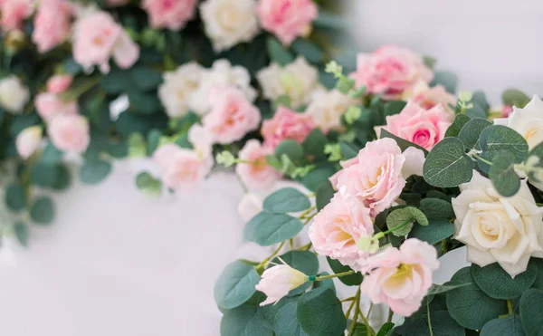 Belles fleurs roses sur un fond clair gros plan. Fond de fleur d'art pour carte de vœux pour la fête des mères et la Saint-Valentin. Invitation de mariage avec des roses — Photo