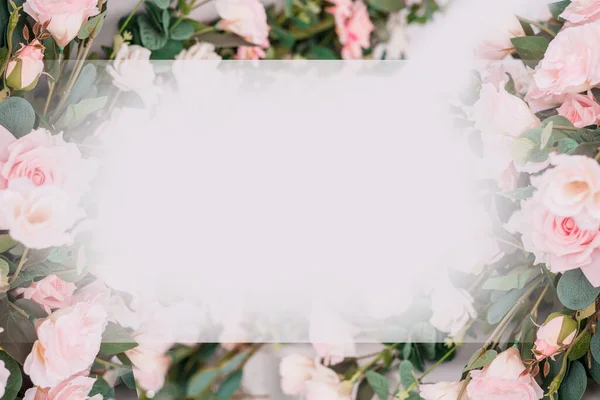 Mooie rozenbloemen op een lichte achtergrond. Bloemen frame in zachte kleuren met witte ruimte voor tekst. Kunst bloem achtergrond voor wenskaart voor moederdag en Valentijnsdag — Stockfoto