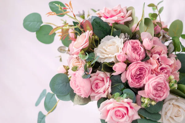 Composition du bouquet avec de belles roses dans un coffret cadeau. Fond de mariage, carte postale avec espace pour le texte — Photo